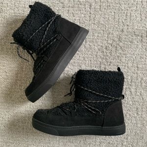Old Navy Sherpa Cocoon Boots